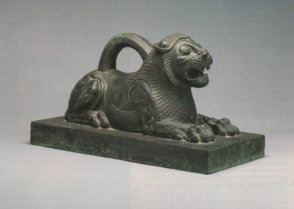 یک وزنه سنگی دوره هخامنشی به عنوان یک شئ عتیقه زیرخاکی